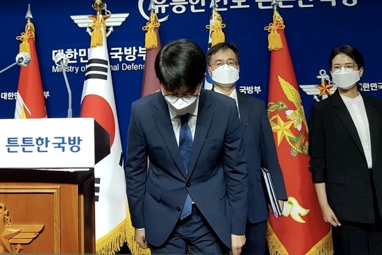 韩国国防部次官朴宰民在发布会上鞠躬